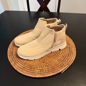 Ryka women’s  Cream Ankle Boots size 9.5